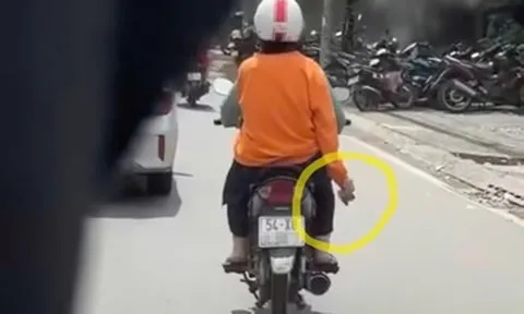 Bất ngờ loại bột 'lạ' người phụ nữ mặc áo cam liên tục rải xuống đường ở TPHCM