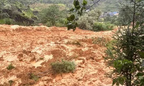 Ngôi nhà có 7 người bị cuốn trôi sông, 4 người mất tích