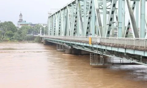 Tàu 'lạ' trôi từ thượng nguồn đâm vào trụ cầu Yên Bái