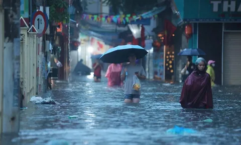 Đường ngập sâu, ùn tắc nghiêm trọng, dân công sở Hà Nội đi bộ về nhà hoặc ở lại cơ quan