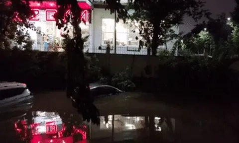 Chung cư ở Hà Nội bị cô lập, loạt ô tô ngâm trong nước đục ngầu