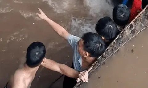 Nước chảy như thác vào hầm chung cư ở Hà Nội, người dân bất lực dùng ván ngăn