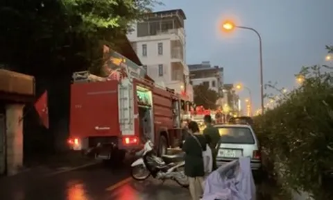Cháy nhà trong ngõ sâu ở Hà Nội, cảnh sát kéo hàng chục mét vòi dập lửa