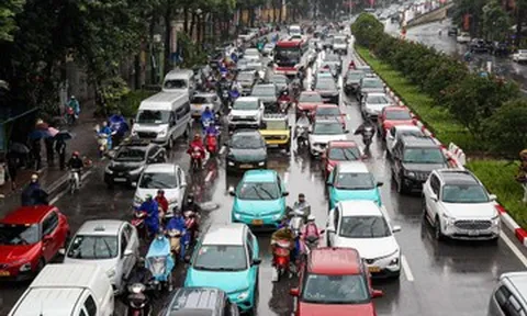 Hà Nội lại tắc khắp ngả trong cơn mưa nặng hạt vào giờ cao điểm