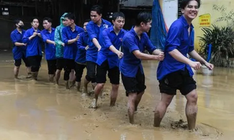 Dọn bùn lũ từ 3h sáng, người dân được tiếp sức thu dọn sau ngập lụt ở Bắc Ninh