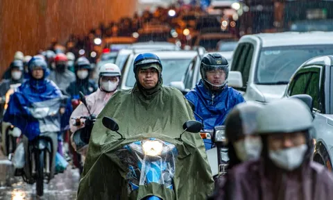 Nhiều tuyến phố Hà Nội kẹt cứng trong mưa