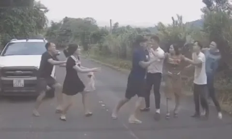 CLIP: Hai nhóm đánh nhau giữa quốc lộ sau va chạm ô tô