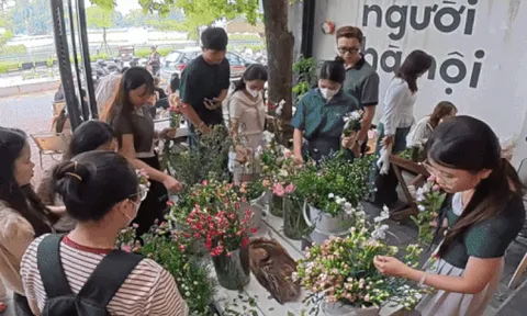 Cà phê "buffet hoa" thu hút hàng trăm bạn trẻ tới trải nghiệm