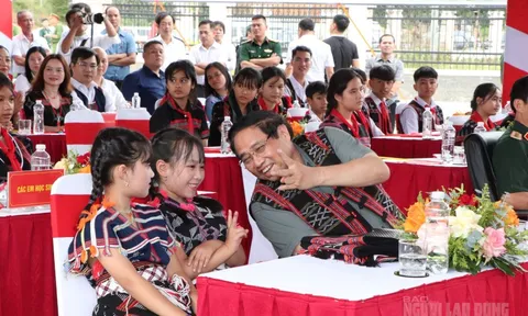 Dự khởi công trường học, Thủ tướng Phạm Minh Chính mời 2 em nhỏ lên ngồi cùng bàn
