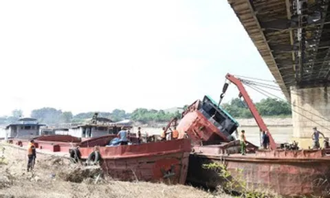 Cảnh sát trục vớt tàu đắm ở Phú Thọ liên quan vụ 2 vợ chồng tử vong