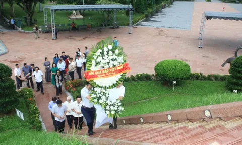 Đoàn công tác Hội Nhà báo Việt Nam tri ân các anh hùng liệt sĩ ở Thành cổ Quảng Trị