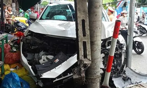 Nữ tài xế ô tô bất ngờ tăng tốc, tông xe máy văng lên sạp trái cây