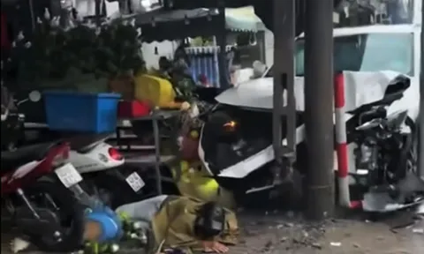 Ô tô tông hàng loạt xe máy trước chợ Tam Giác, TP Đà Nẵng