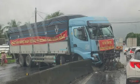 Xe chở hàng cứu trợ từ Đồng Tháp ra miền Bắc không may gặp tai nạn trên Quốc lộ 1