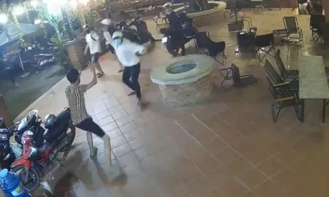 CLIP: Bị tấn công bất ngờ, nhóm người ngồi trong quán cà phê hoảng loạn tháo chạy