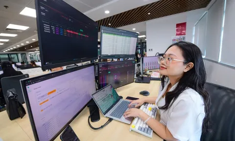 Chứng khoán rơi 35 điểm, cổ phiếu VPS trần 4 phiên liên tiếp trong ‘khó hiểu’