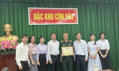 Khen thưởng thiếu tá quân y cứu du khách bị đuối nước tại Côn Đảo