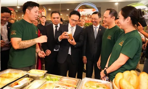 Quốc vụ khanh Bộ Quốc phòng Singapore: Chuyến đi chưa trọn vẹn nếu tôi chưa thưởng thức tô phở ngon