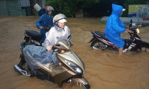 Đà Nẵng mưa lớn, nước đổ cuồn cuộn, người dân vật vã dắt xe chết máy đi làm