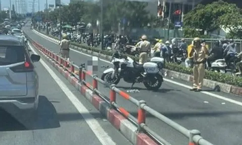 Người đàn ông tử vong bất thường ở dốc cầu Bình Lợi, xe máy văng xa 30m