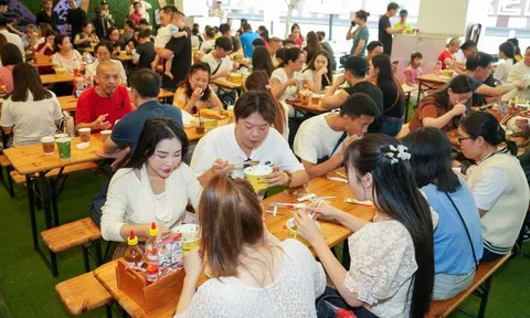 Người Singapore xếp hàng ở Vietnam Phở Festival: Hôm qua đã đông, nay càng đông hơn