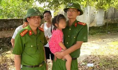 Giải cứu bé gái 4 tuổi bị bố đẻ đe dọa treo cổ lên trần nhà