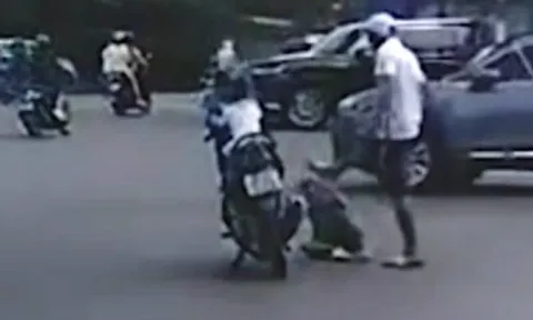 Bé trai bị đánh giữa đường ở Hà Nội