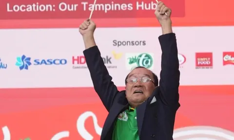 'Quái kiệt' Mai Đình Tới diễn nhạc cụ tự chế ở Vietnam Phở Festival, khán giả nghe xong đòi nghe nữa