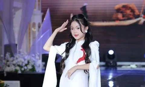Bé Ghến “Đi giữa trời rực rỡ” trình diễn áo dài thu hút ánh nhìn