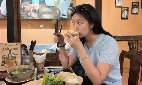 Du khách Hàn Quốc thử mắm tôm ở Việt Nam và thái độ gây bất ngờ