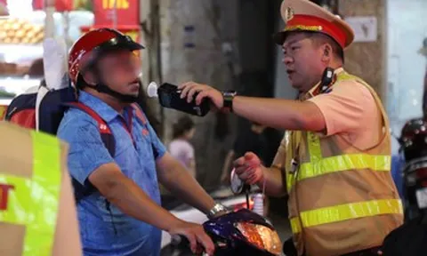 Vi phạm nồng độ cồn kịch khung, tài xế ở Hà Nội nói đang đi mua mồi nhậu tiếp