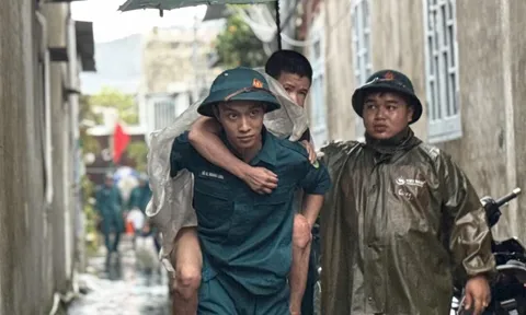 CLIP: Hối hả ở rốn lũ Mẹ Suốt, tổ trưởng đi từng ngõ, gõ từng nhà