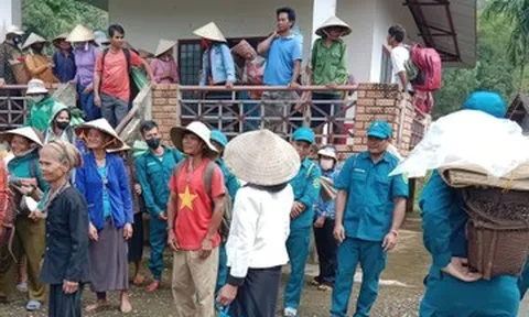 Núi nứt toác nguy hiểm trước bão số 12, sơ tán khẩn cấp 216 người