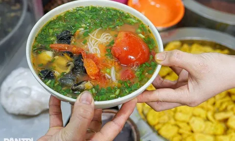 Quán bún ốc Hà Nội không biển báo, khách Đài Loan tìm vã mồ hôi