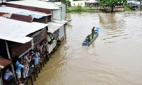 Tìm thấy thi thể bé 4 tháng tuổi, nghi rơi xuống kênh khi ngủ cùng gia đình