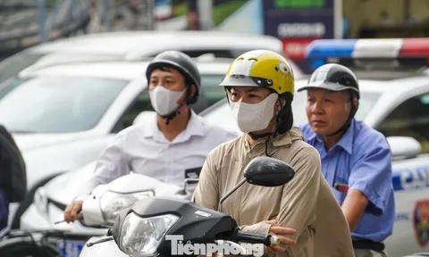 Gió lạnh ùa về, người Hà Nội diện thêm áo ấm ra đường