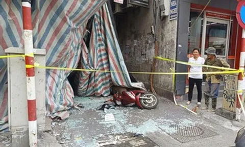 Bê tông rơi trúng hai người đi xe máy ở Hà Nội: Người đàn ông đã tử vong