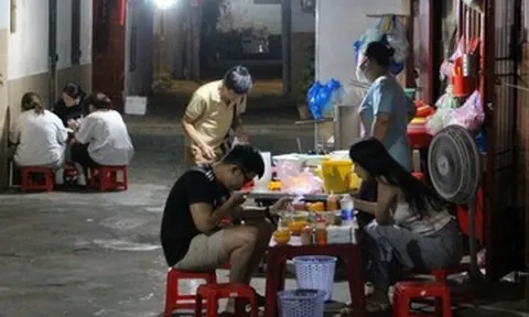 Gần 50 năm bán xuyên đêm, quán cháo 'núp hẻm' TPHCM hút khách nhờ công thức lạ