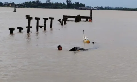 Bão số 12 Fengshen chưa vào, nhiều ghe, tàu đã chìm ở Quảng Trị