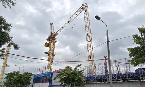 CLIP: Hiện trường vụ gãy tháp cẩu công trình tại Đà Nẵng