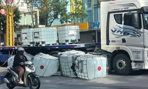 4 thùng nghi chứa axit bất ngờ rơi giữa phố khiến người dân nhức đầu, buồn nôn