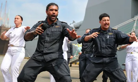 VIDEO: Thuỷ thủ tàu hải quân lớn nhất New Zealand nhảy điệu haka khi đến TP HCM