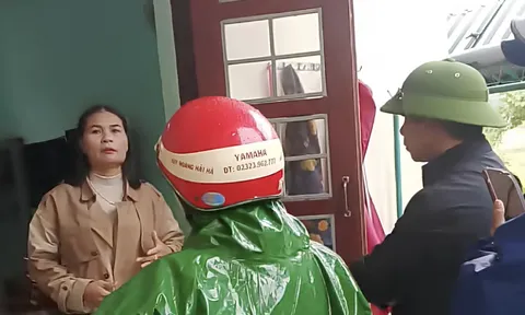 Phó hiệu trưởng bị đình chỉ bất ngờ trở lại trường, học sinh hô vang “Cô Huế về đi!”