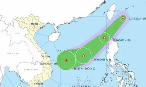 Bão số 12 chưa vào bờ, một áp thấp nhiệt đới lại xuất hiện gần Biển Đông