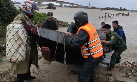 Thủ tướng: Đình hoãn các cuộc họp không cấp bách để ứng phó bão số 12