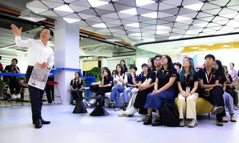 Sinh viên báo chí tìm hiểu bộ quy tắc đạo đức người làm báo tại báo Tuổi Trẻ