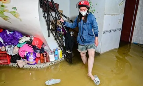 Triều cường ngập hẻm, người dân TPHCM kê đồ chờ nước rút