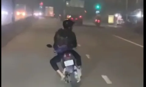 Phát hoảng với người đàn ông "đánh đu" tính mạng trên Quốc lộ 13