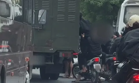 Lí do nhóm thanh niên 'đầu trần' đi mô tô bám theo xe chở phạm nhân ở Hà Nội