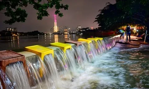Triều cường vượt bờ kè, tràn vào trung tâm TPHCM: Người dân thốt lên '10 năm mới thấy'